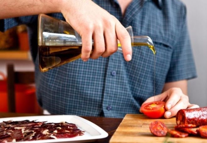 como quitar manchas de aceite en la ropa