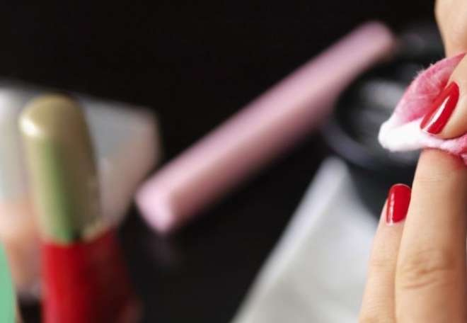 como quitar esmalte de uñas de la ropa