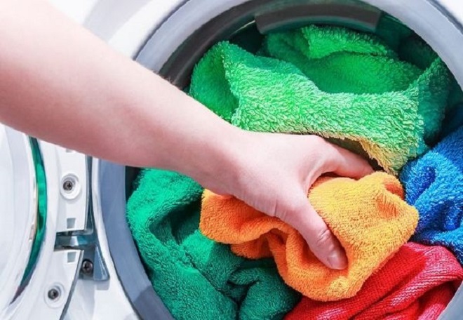 ¿Cómo quitar manchas en la ropa de color sin dañarla?