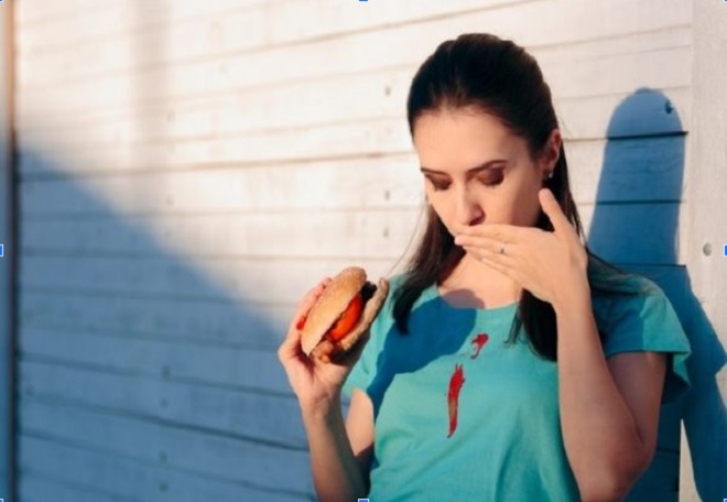 ¿Cómo quitar manchas de comida en la ropa?
