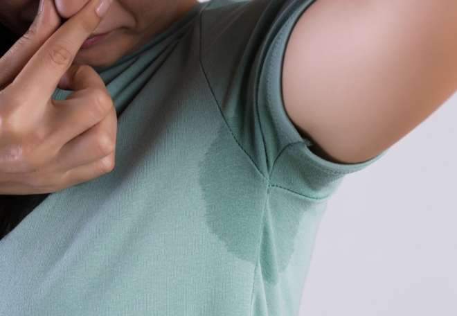 como quitar manchas de sudor en la ropa