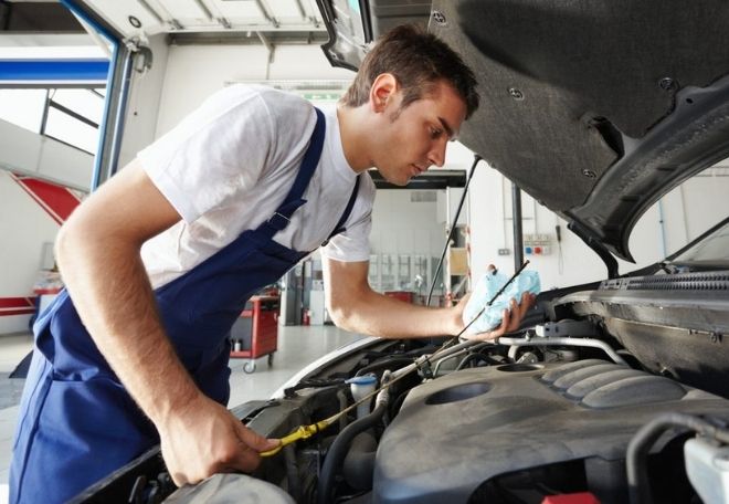 como quitar manchas de aceite de carro en la ropa