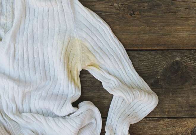 ¿Cómo quitar las manchas de sudor y desodorante de la ropa blanca?