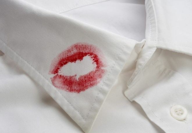 como quitar manchas del cuello de las camisas
