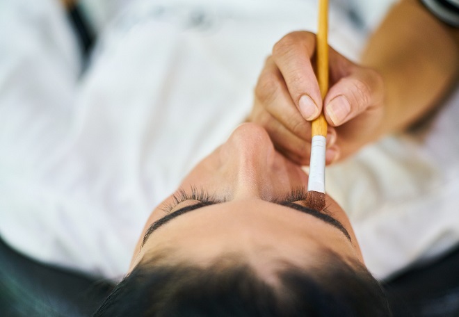 tips de fashionista para saber como quitar manchas de maquillaje en la ropa