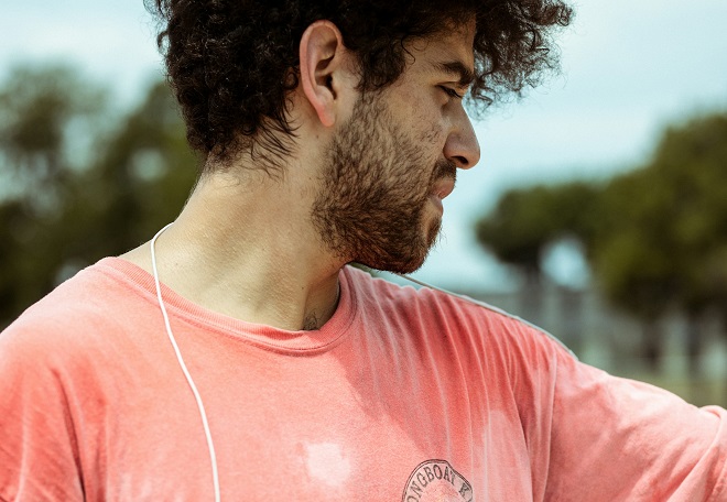 como quitar manchas de sudor en la ropa